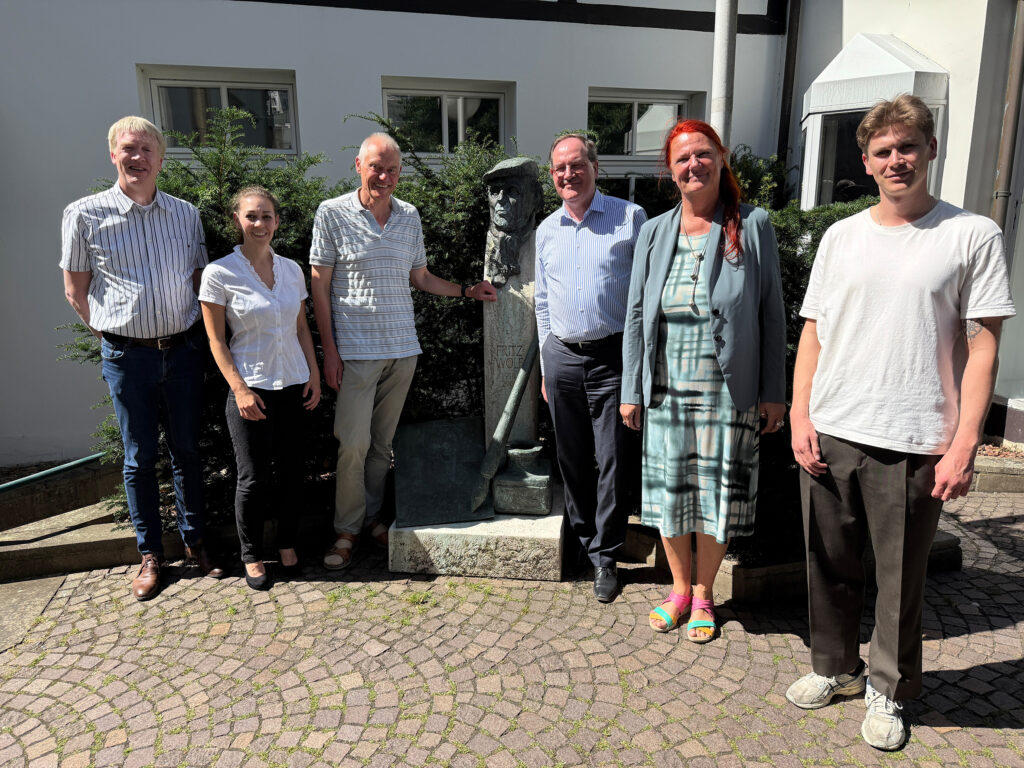 Mitglieder des Kuratoriums 2025 (v.l.n.r.): Dr. Thomas Brakmann (Abteilungsleiter des Niedersächsischen Landesarchivs), Dr. Janina Majerczyk (Referentin des Präsidenten der Universität Osnabrück), Dr. Hermann Queckenstedt (Geschäftsführendes Mitglied), Prof. Dr. Stefan Lüddemann (Neue Osnabrücker Zeitung), Patrizia Mersinger (Leiterin Fachbereich Kultur Stadt Osnabrück), Marius Kolkmeyer (Kulturmanagement Stadt Osnabrück)