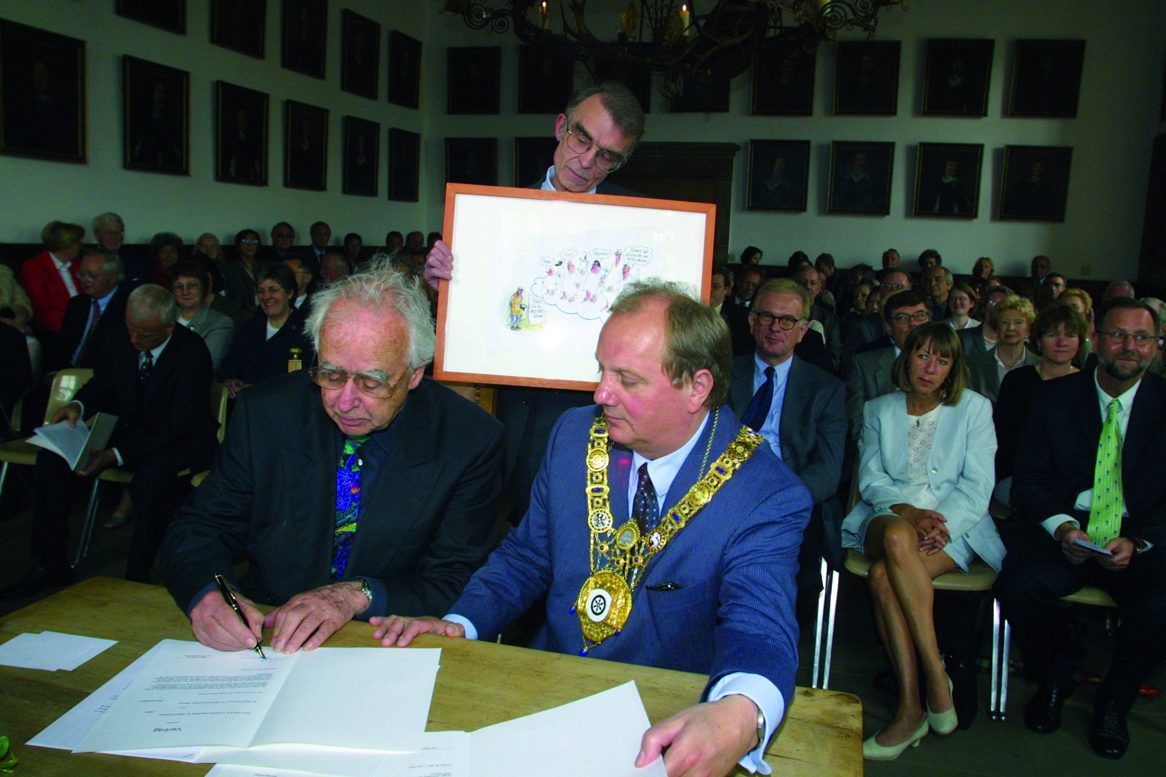 Unterzeichnung des Stiftungs-Vertrages (v.l.n.r.): Fritz Wolf, Stiftungs-Initiator Prof. Dr. Harald Husemann und Oberbürgermeister Hans-Jürgen Fip