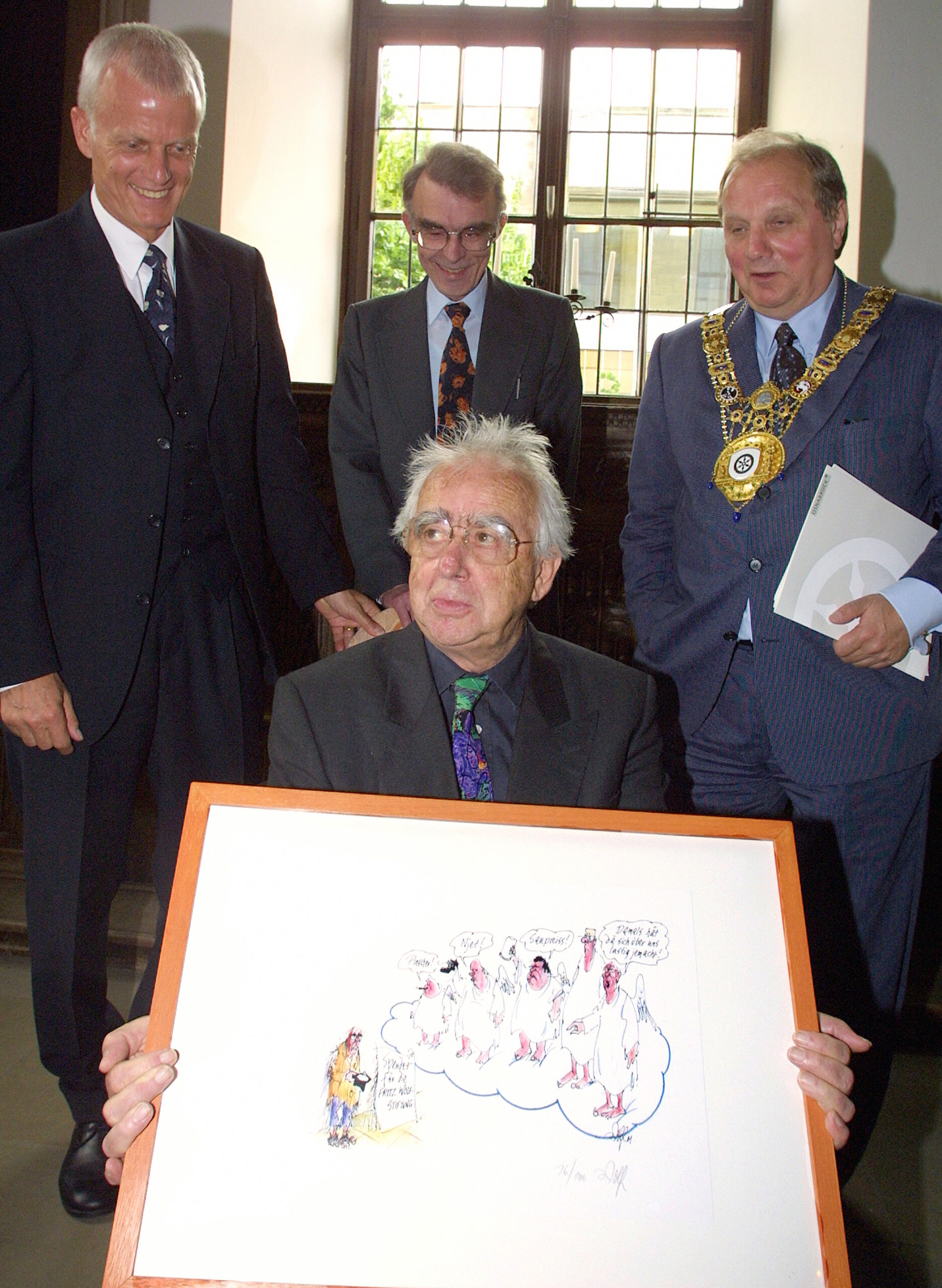 Nach der Unterzeichnung des Stiftungs-Vertrages im Friedenssaal des Rathauses Osnabrück hinter Fritz Wolf stehend (v.l.n.r.): Prof. Dr. Rainer Künzel von der Uni Osnabrück, Stiftungs-Initiator Prof. Dr. Harald Husemann und Oberbürgermeister Hans-Jürgen Fip
