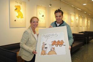 Silvia Kerst vom Klinikum Osnabrück und Marcus Wolf eröffneten die Ausstellung "Tierische Freunde" auf dem Finkenhügel.